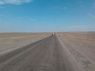 Pan American highway door de woestijn van Peru.