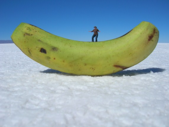Op de grootste salt flats ter wereld maken we funny foto's. Marsha surfend op een banaan.